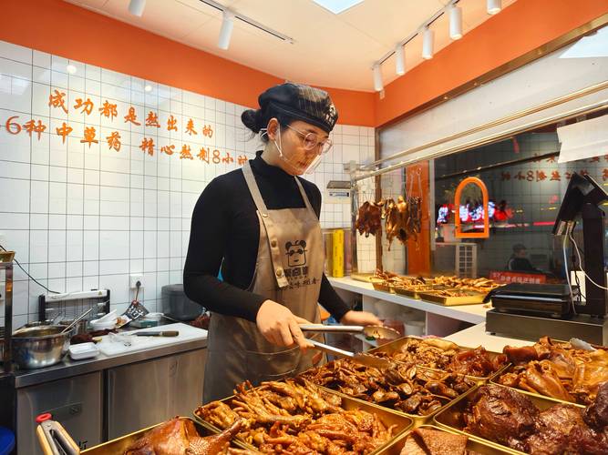 街头卤味店店主手机拍卤锅开盖原相机画面