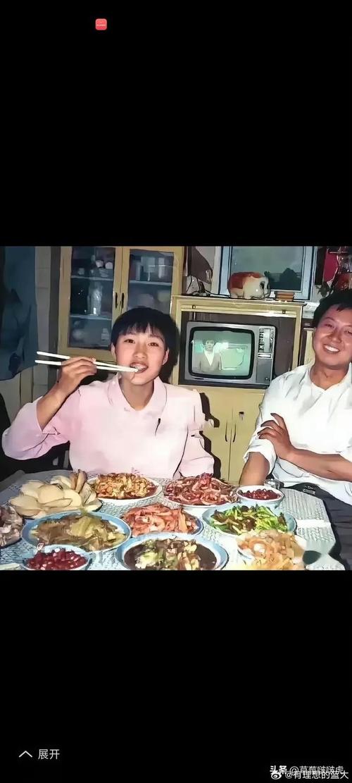 八十年代家庭餐桌看电视旧照片