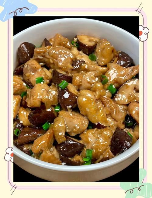 电饭锅做好的家常香菇滑鸡蒸饭成品图