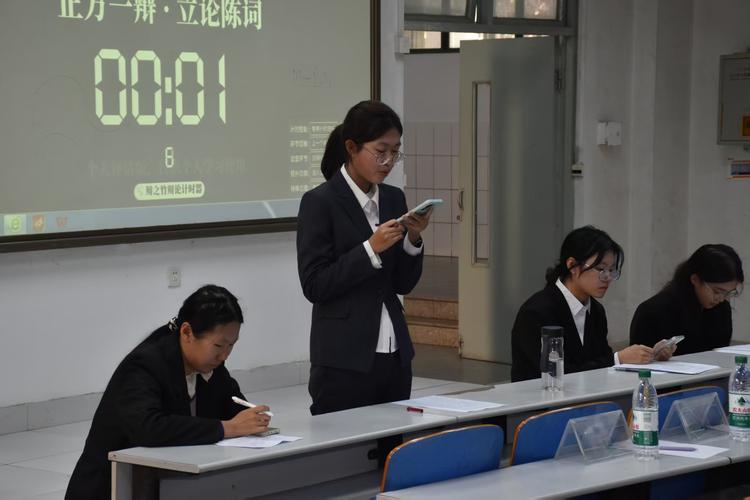 法律硕士学生在模拟法庭上辩论