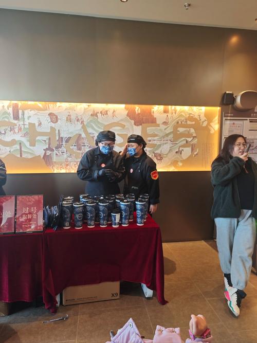 livehouse入场处老字号酸梅汤试饮派发场景