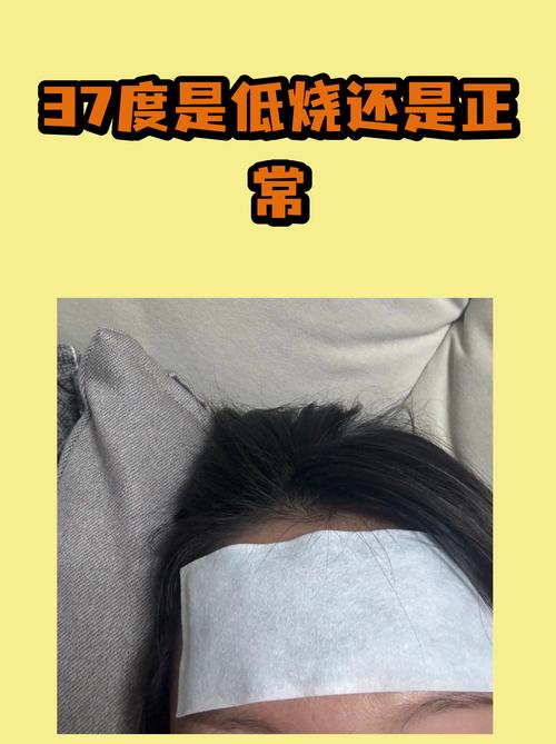 放在婴儿床围栏边的线圈感恩日记本和半瓶37度温奶