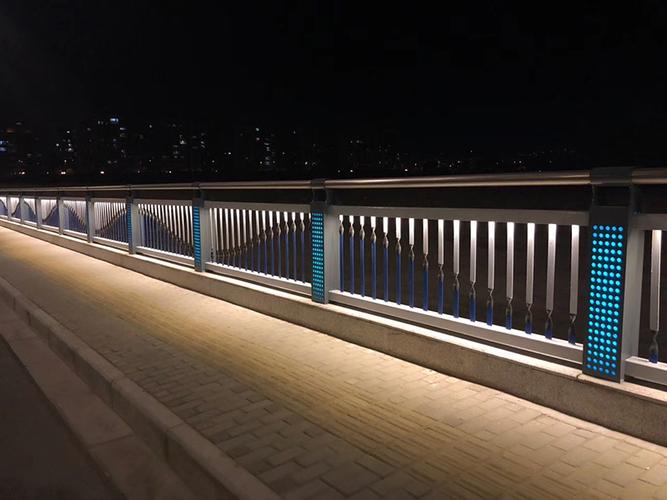 利用环境栏杆固定手机拍夜景示范