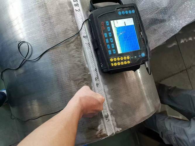 工业压力容器焊缝超声波探伤现场图