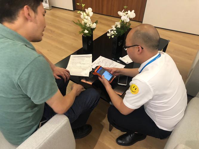 服务咨询团队在门店蹲点记录用户行为的实拍