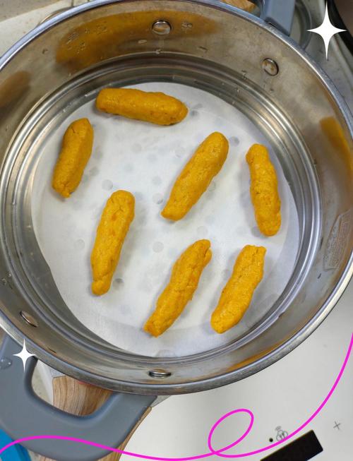 宝宝抓吃蒸熟南瓜条手指食物场景