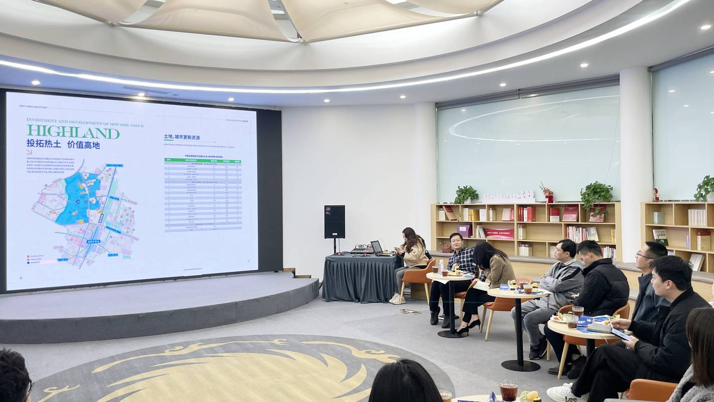 一群人围坐进行职业分享交流沙龙