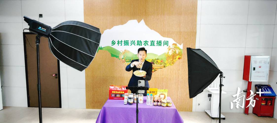 乡村教育扶贫孵化的本土农产品电商直播间