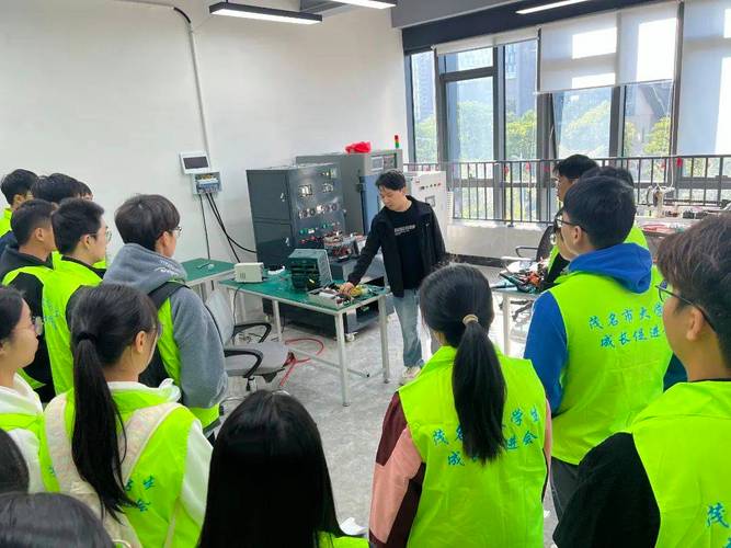 大学生择业实习体验活动集体留影