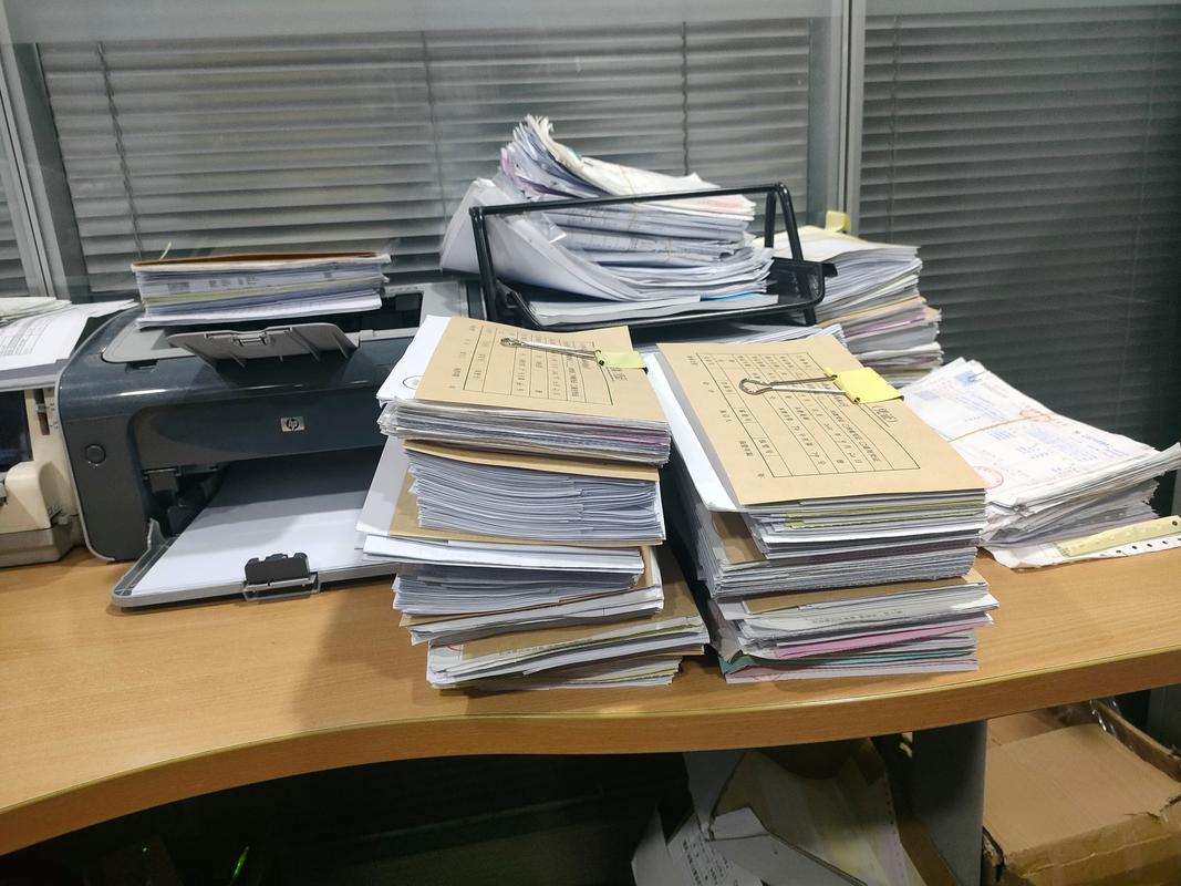 社区调解室值班桌上放的带草莓印的记账本