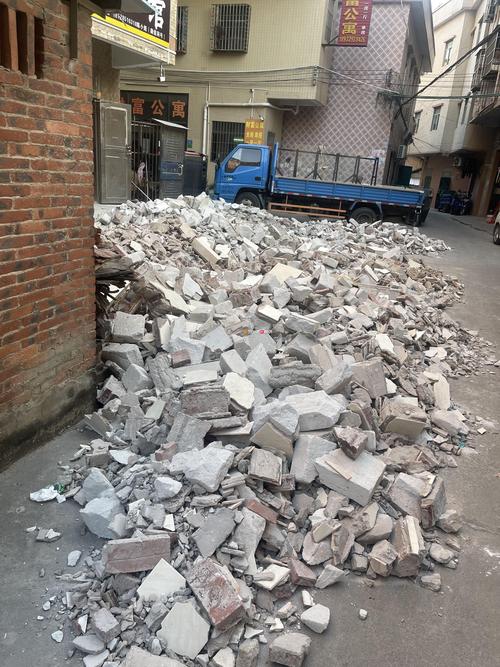 城郊装修垃圾堆场旧青砖旧木料堆放场景