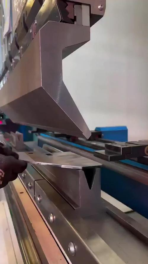 数控伺服液压板料折弯机加工完成的钣金折弯工件