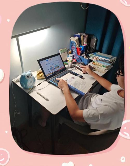 中学生上网课摄像头对准整齐书桌的真实场景