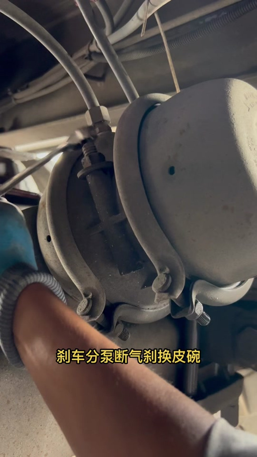 汽车真空助力泵拆解测量皮碗间隙操作图