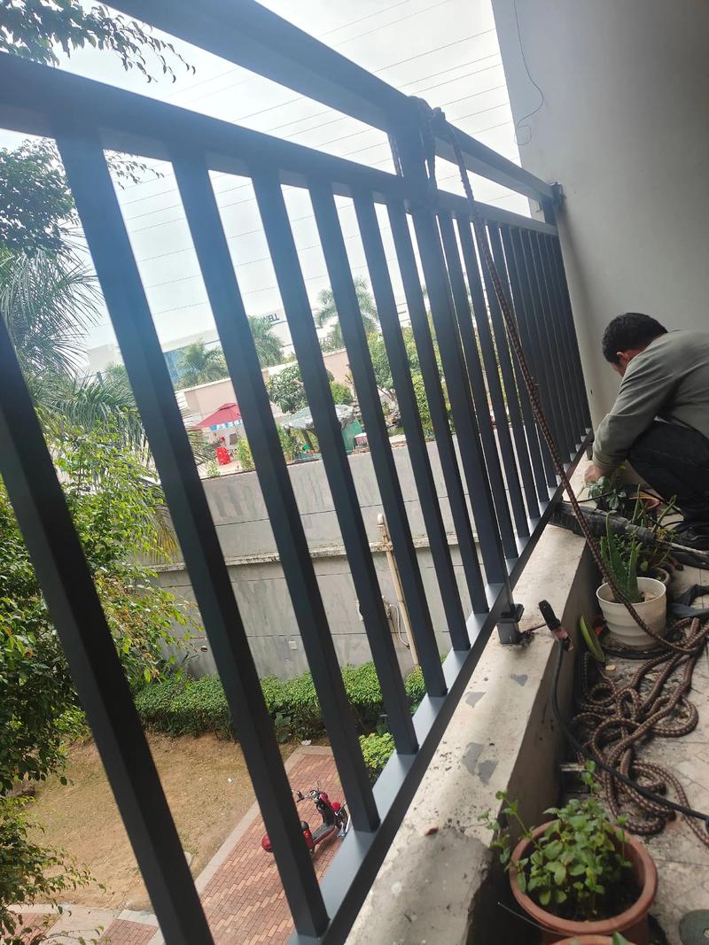 阳台铁艺护栏热喷涂防锈作业