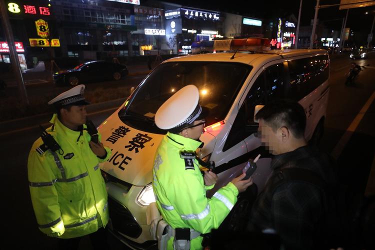 交警酒驾吹气检测执法现场图