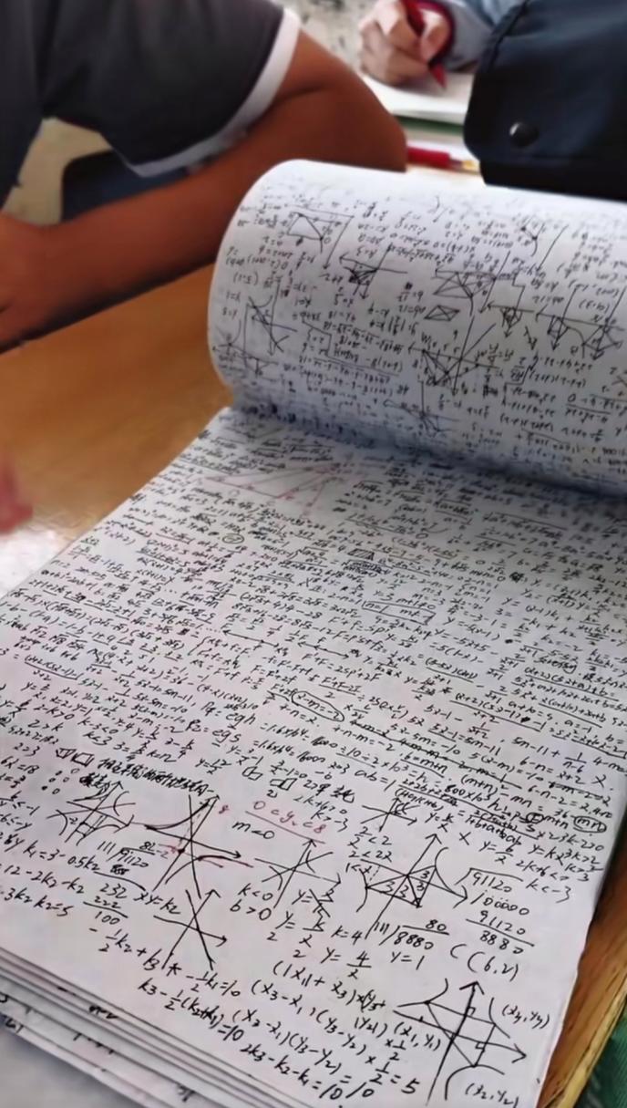中学教室学生写满碎句子的草稿纸场景