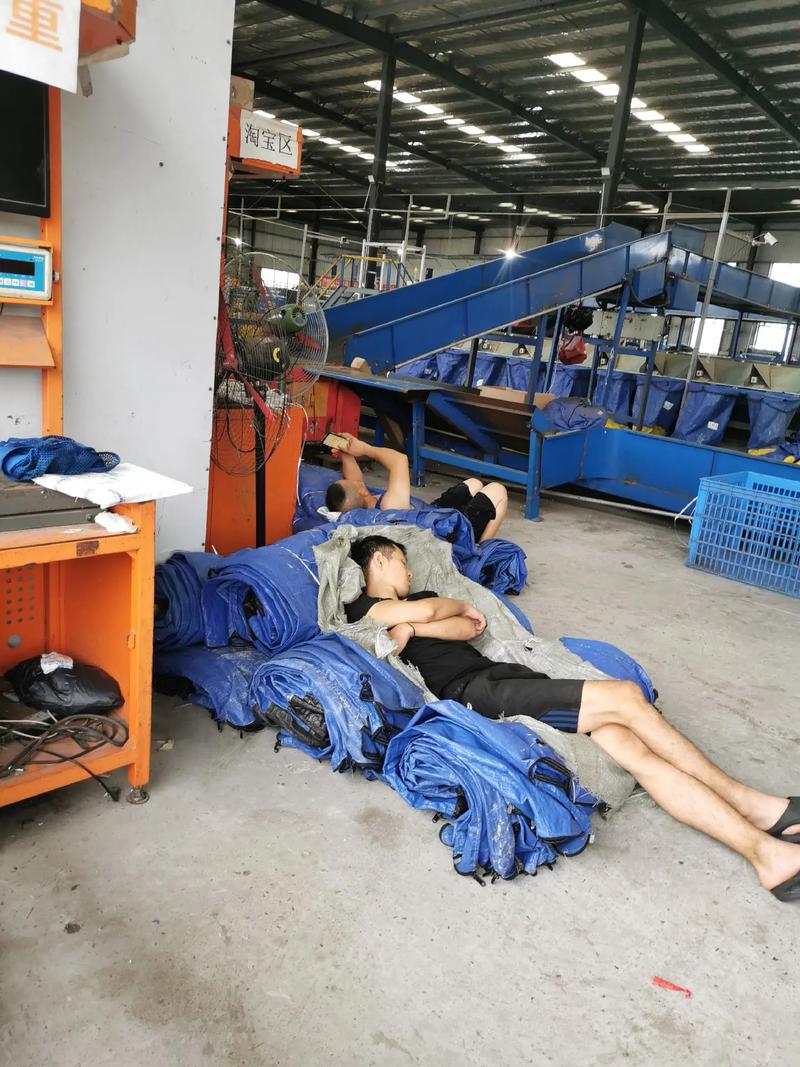 工业车间工人疲惫午休场景