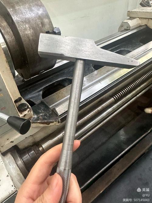 德国技工学徒手工研磨金属零件