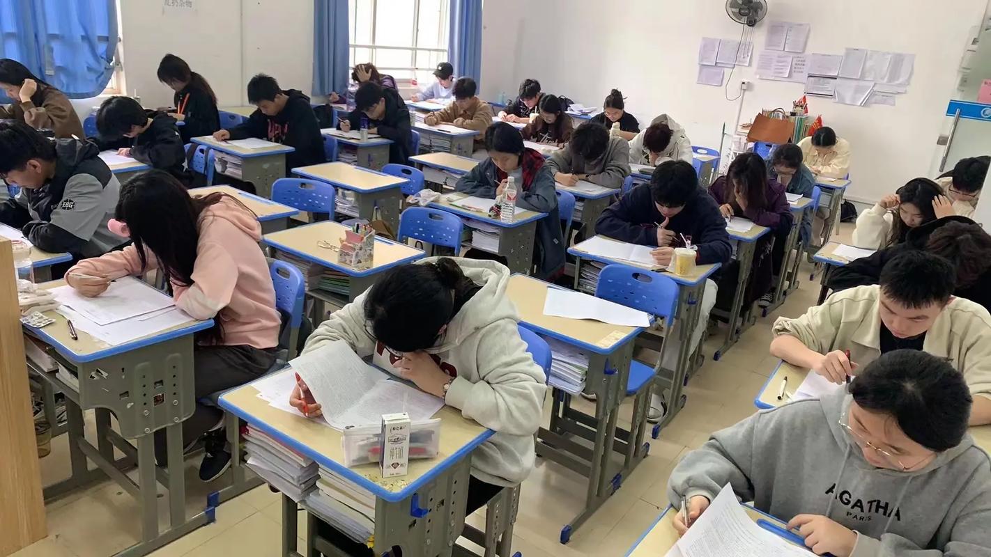 笔试考场全景学生埋头答题