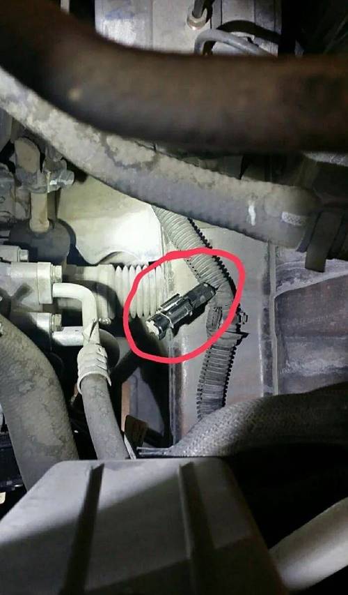 汽车发动机舱传感器插头检查实拍