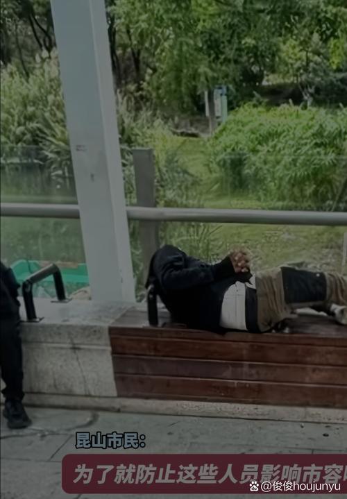 烈日下金属长椅烫到无法坐人的场景