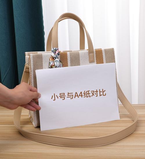 家里餐桌旁斜放的帆布通勤包露出半截A4纸角