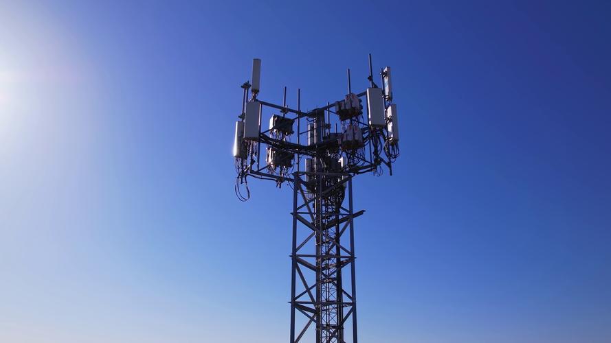 城市楼顶5G基站天线阵列 傍晚场景