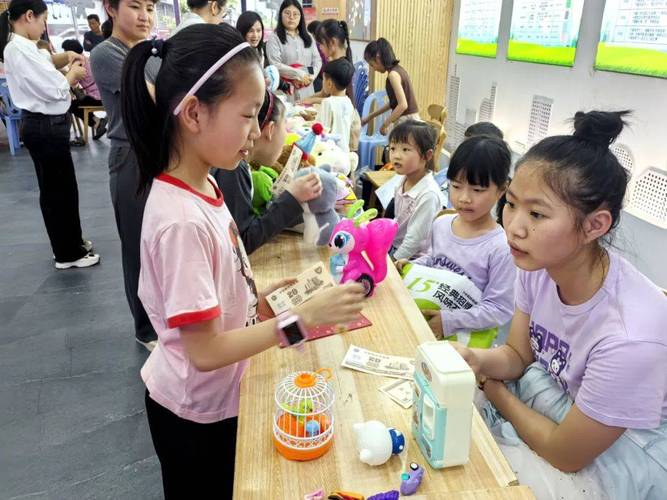 周末餐桌边家长和孩子摊着彩色便利贴玩知识盲盒的轻松场景