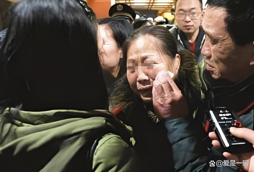 法院门口争夺监护权失败哭泣的母亲