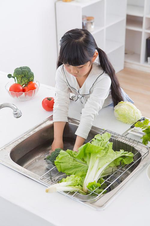 厨房洗菜站立舒缓姿势示意图