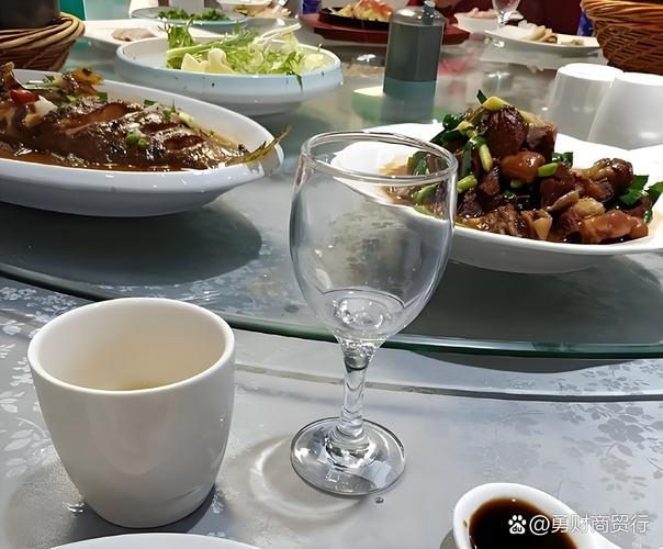 酒局应酬桌上多种酒类混放的场景