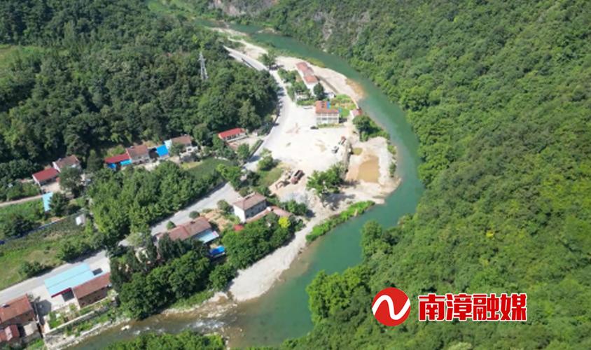南漳鱼泉河大峡谷密林徒步步道
