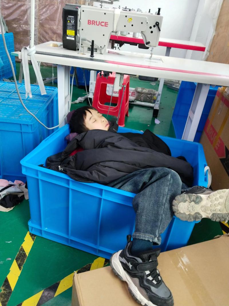 工业父母带孩子 观察厂区设备亲子照片