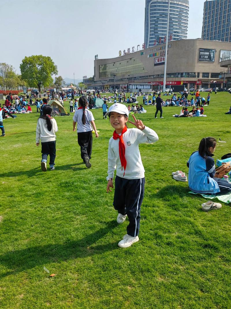 山区研学营小孩蹲在草地拼树叶姓名