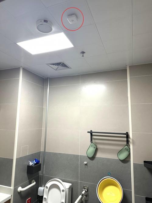 社区智慧养老卫生间摔倒传感器安装实景