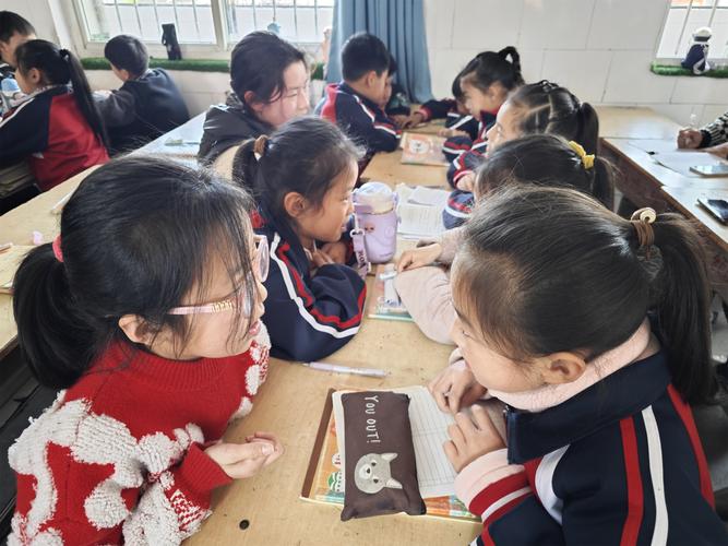 学生主题班会小组讨论热情交流