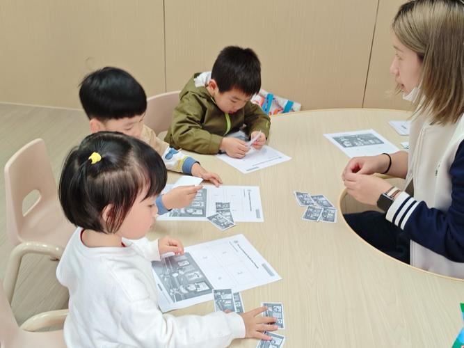 跨国家庭在书桌前整理中德儿童疫苗本的实拍场景