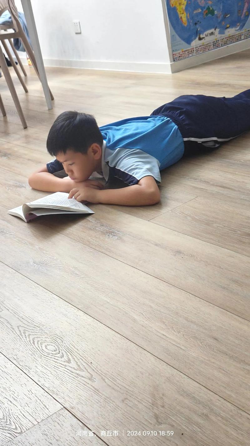 小学教室图书角 孩子趴在地上随意翻书