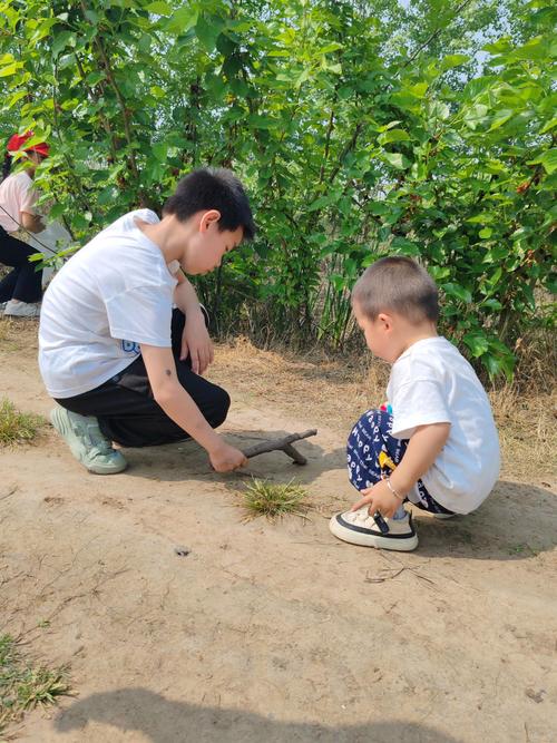 电厂职工带娃在厂区家属院玩耍照片