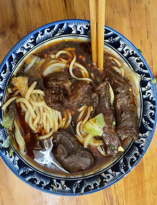 十八梯眼镜面馆的牛肉面全景