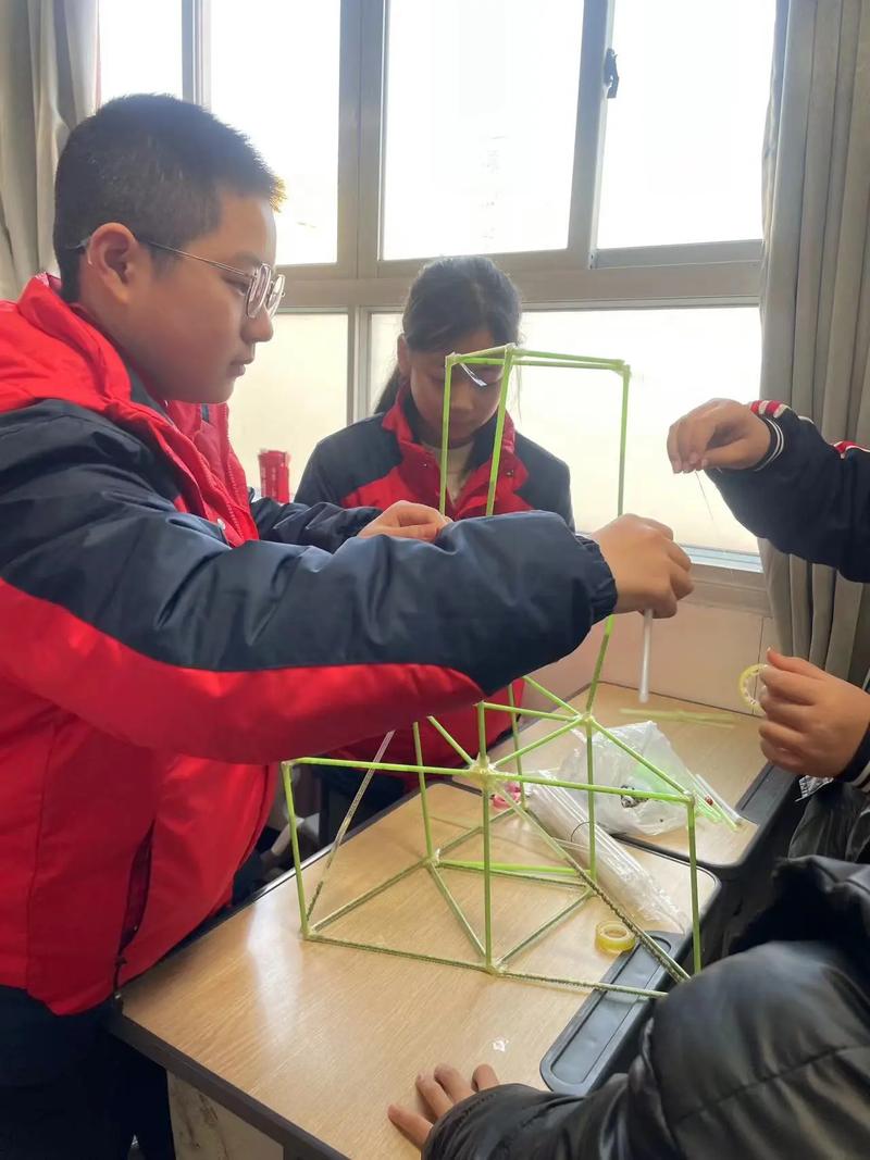 学生小组合作制作科学模型真实场景