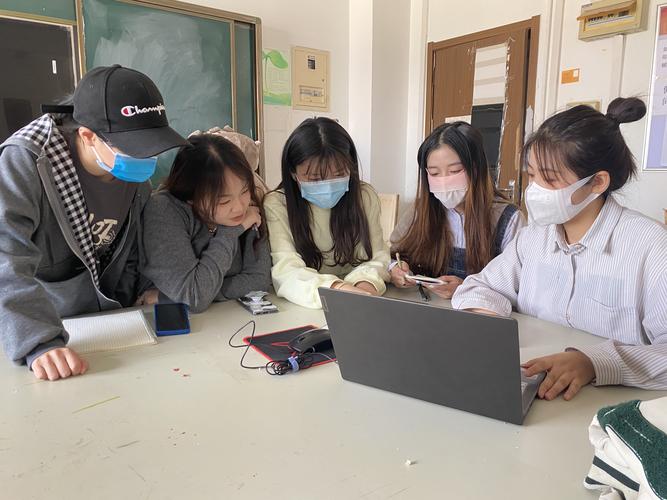 翻转课堂学生分组辩论教室场景