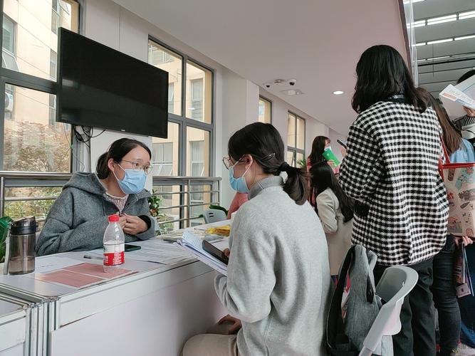 普通家庭毕业生求职简历修改咨询现场