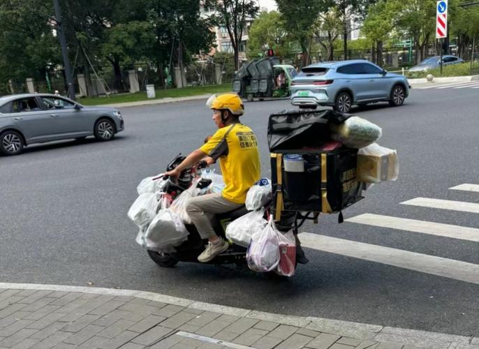 东南亚街头外卖骑手配送小件货物场景