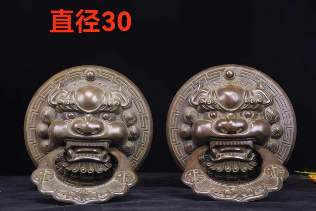 工匠手工锻打铜质门环传统工艺特写