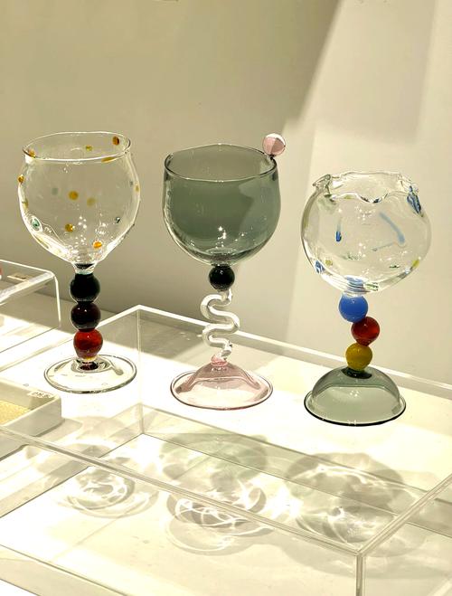 手工吹制沙漏特写光线透过玻璃