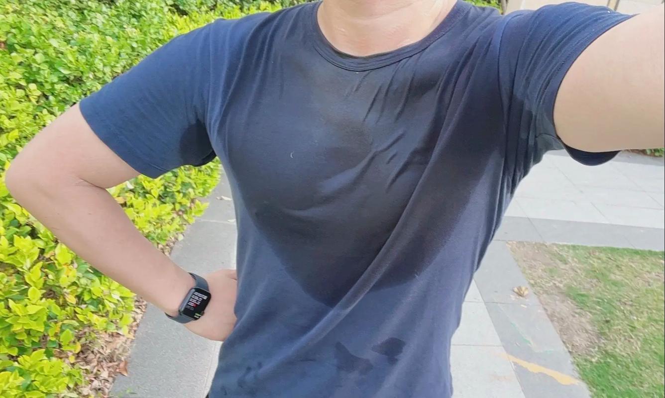 晨跑后跑者流汗自拍打卡照片