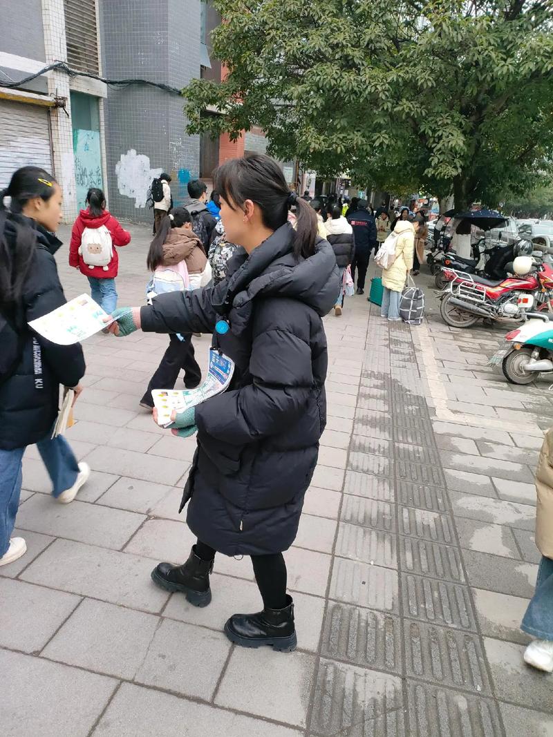 大学生发传单兼职场景