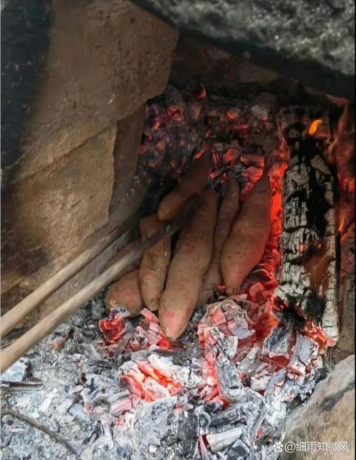 湖北南漳荆山农家院柴火炉烤红薯